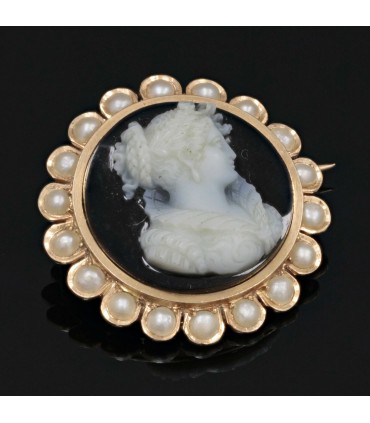 Cultured pearl, agate cameo and gold brooch