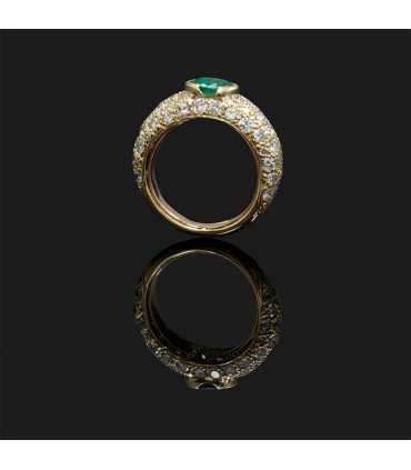 Emerald, diamonds and gold ring