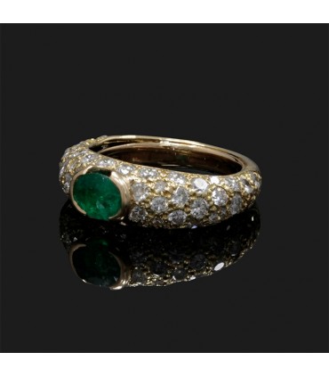 Emerald, diamonds and gold ring