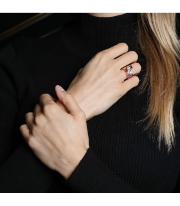 Bague Tank or, diamants et pierres rouges