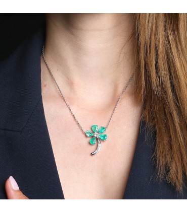 Pendentif fleur, émeraudes et diamants