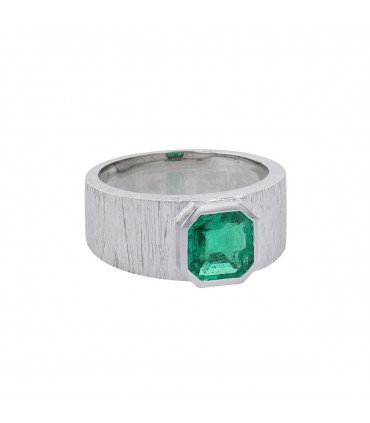 Emerald and gold ring