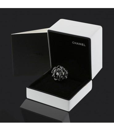 Chanel Camélia diamond, ceramic and gold ring