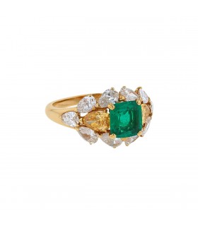 Emerald, diamonds and gold ring