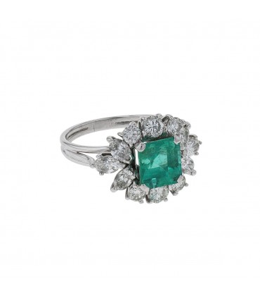 Emerald, diamonds and gold ring