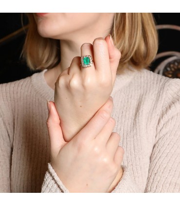 Emerald, diamonds and gold ring