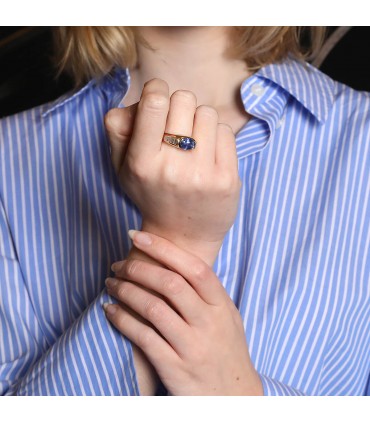 Sapphire, diamonds and gold ring