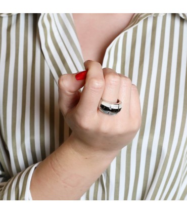 Black stones, mother-of-pearl and silver ring