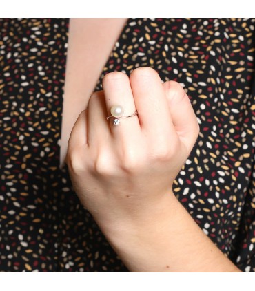 Cultured pearl, diamond and gold ring