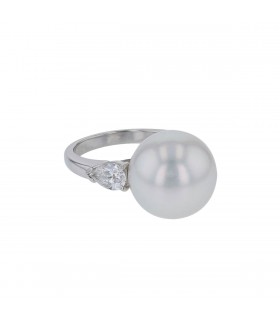 Graff diamonds, cultured pearls and platinum ring