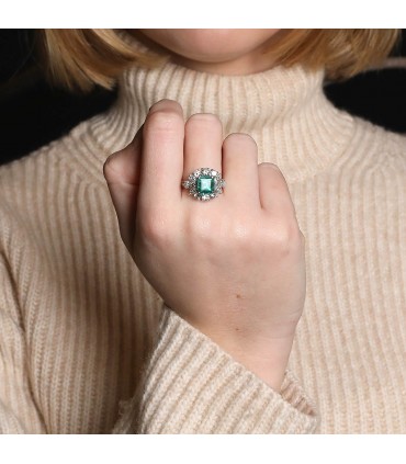 Emerald, diamonds and gold ring