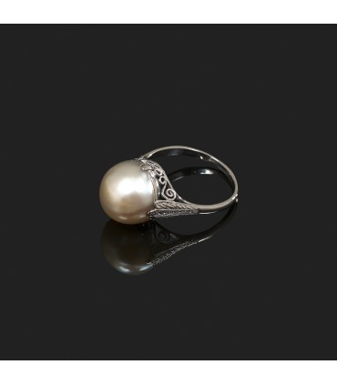 Cultured pearl and gold ring