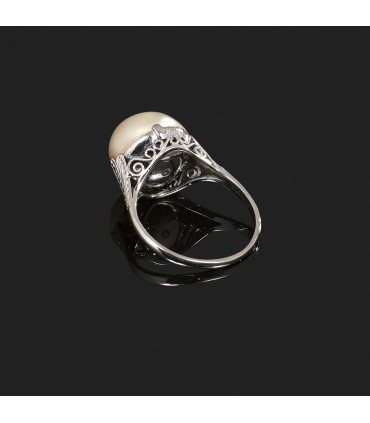 Cultured pearl and gold ring